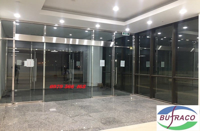 Tại sao nên chọn cửa kính thủy lực khung bao inox?
