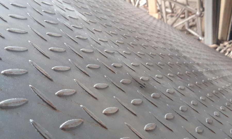 Thép tấm chống trượt: Ứng dụng, báo giá mới nhất