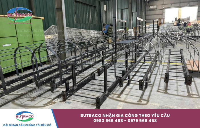 Với các công trình công nghiệp hầu hết các sản phẩm sử dụng đề phải đặt gia công theo yêu cầu và cầu thang thép cũng vậy, không có sản phẩm sẵn để sử dụng nên các nhà thầu, đơn vị thi công sẽ phải tìm những đơn vị gia công thép để đặt thiết kế, sản xuất đúng với yêu cầu. Vậy tại sao các công trình công nghiệp thường dùng cầu thang thép? Giá gia công cầu thang thép như thế nào? Mời bạn đọc tham khảo bài viết dưới đây của chúng tôi để biết thêm thông tin.