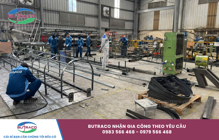 Với các công trình công nghiệp hầu hết các sản phẩm sử dụng đề phải đặt gia công theo yêu cầu và cầu thang thép cũng vậy, không có sản phẩm sẵn để sử dụng nên các nhà thầu, đơn vị thi công sẽ phải tìm những đơn vị gia công thép để đặt thiết kế, sản xuất đúng với yêu cầu. Vậy tại sao các công trình công nghiệp thường dùng cầu thang thép? Giá gia công cầu thang thép như thế nào? Mời bạn đọc tham khảo bài viết dưới đây của chúng tôi để biết thêm thông tin.