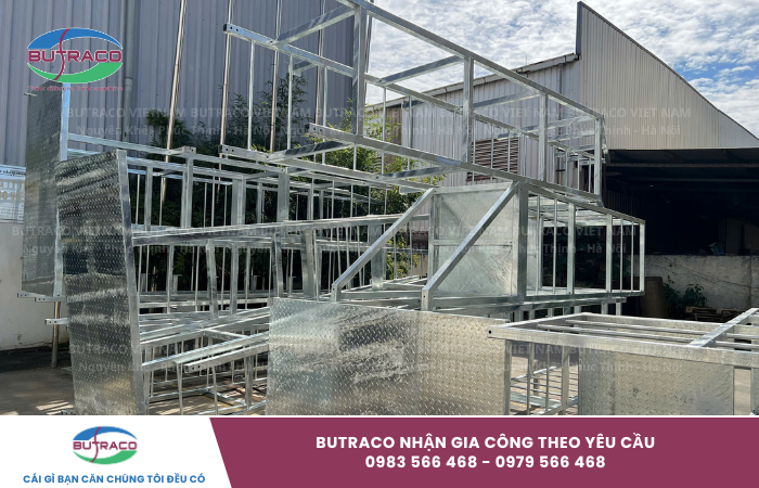 Với các công trình công nghiệp hầu hết các sản phẩm sử dụng đề phải đặt gia công theo yêu cầu và cầu thang thép cũng vậy, không có sản phẩm sẵn để sử dụng nên các nhà thầu, đơn vị thi công sẽ phải tìm những đơn vị gia công thép để đặt thiết kế, sản xuất đúng với yêu cầu. Vậy tại sao các công trình công nghiệp thường dùng cầu thang thép? Giá gia công cầu thang thép như thế nào? Mời bạn đọc tham khảo bài viết dưới đây của chúng tôi để biết thêm thông tin.