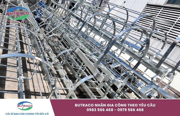 Với các công trình công nghiệp hầu hết các sản phẩm sử dụng đề phải đặt gia công theo yêu cầu và cầu thang thép cũng vậy, không có sản phẩm sẵn để sử dụng nên các nhà thầu, đơn vị thi công sẽ phải tìm những đơn vị gia công thép để đặt thiết kế, sản xuất đúng với yêu cầu. Vậy tại sao các công trình công nghiệp thường dùng cầu thang thép? Giá gia công cầu thang thép như thế nào? Mời bạn đọc tham khảo bài viết dưới đây của chúng tôi để biết thêm thông tin.