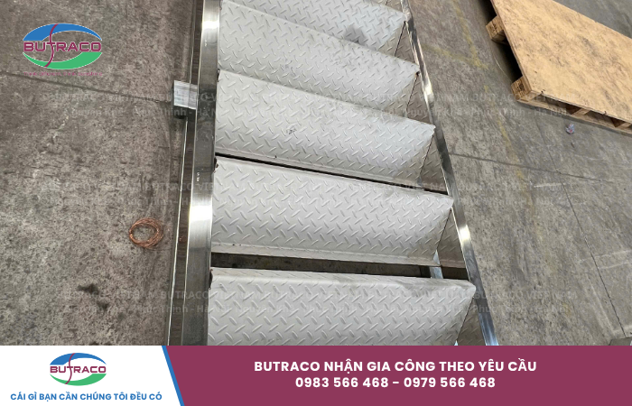 Cầu thang thép gân - Giải pháp chống trượt cho công trình xây dựng