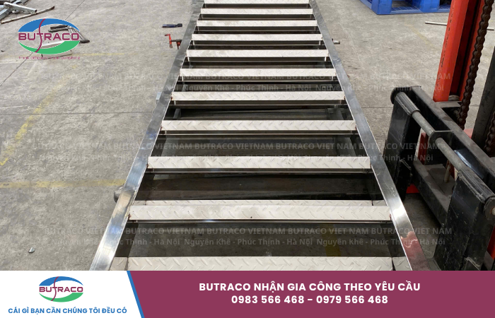 Cầu thang thép gân - Giải pháp chống trượt cho công trình xây dựng