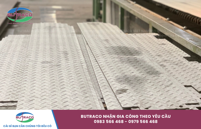 Cầu thang thép gân - Giải pháp chống trượt cho công trình xây dựng