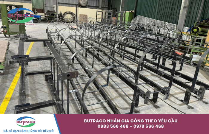 Thang lồng lên mái Inox và thép: Quy chuẩn và báo giá gia công