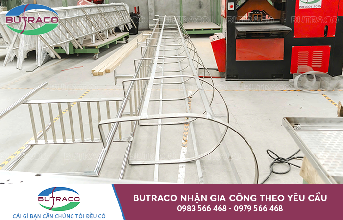 Thang lồng lên mái Inox và thép: Quy chuẩn và báo giá gia công