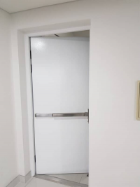 Cửa thoát hiểm 1 chiều là gì?